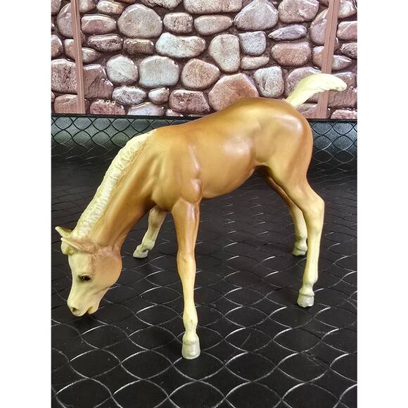 Breyer Model Horse Traditional GRAZING FOAL #A98 - Picture 2 of 10